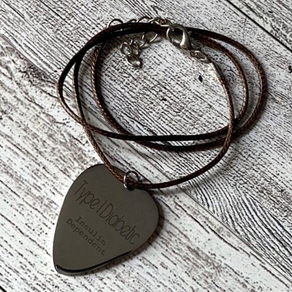 T1D Medical Alert, Guitar Pick Charm & Adjustable Rope, Unisex - Picture 3 of 10